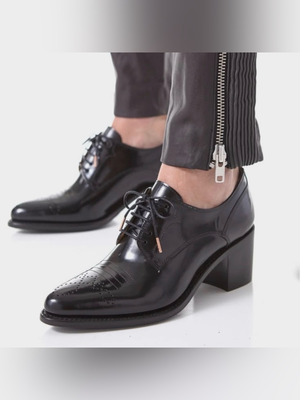 THE OFFICE OF ANGELA SCOTT Miss Button Derby in Black